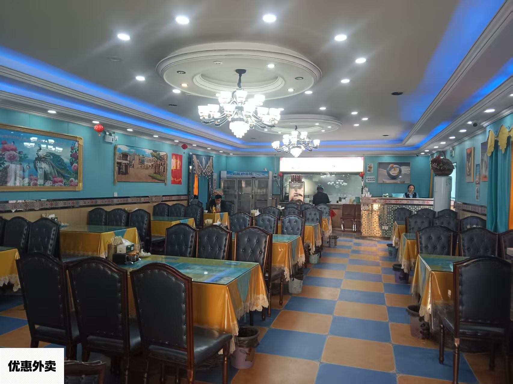 香味黑羊炭火烤肉店。خۇش قاراپاقلان ئۇتۇن كاۋاپلىرى 